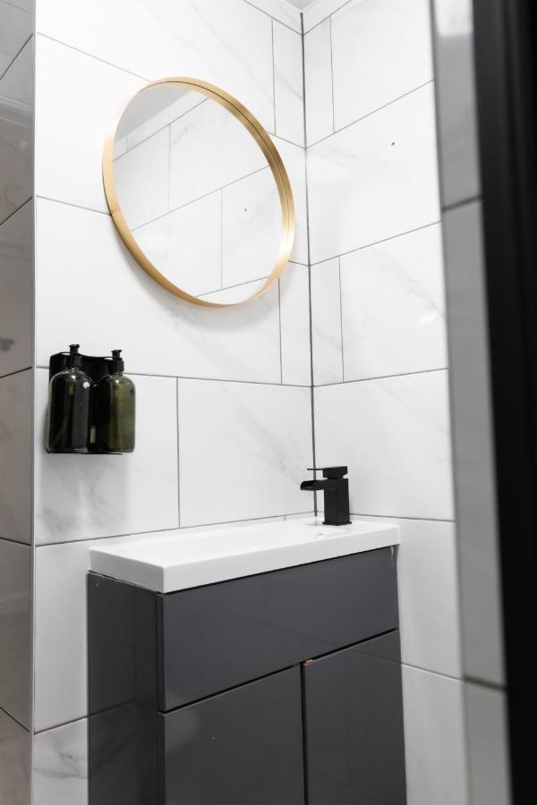 Chic Urban 2 Bedroom Apartments Кардифф Экстерьер фото