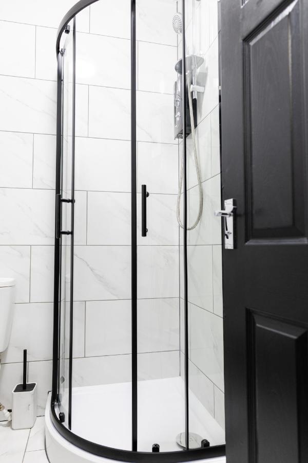 Chic Urban 2 Bedroom Apartments Кардифф Экстерьер фото